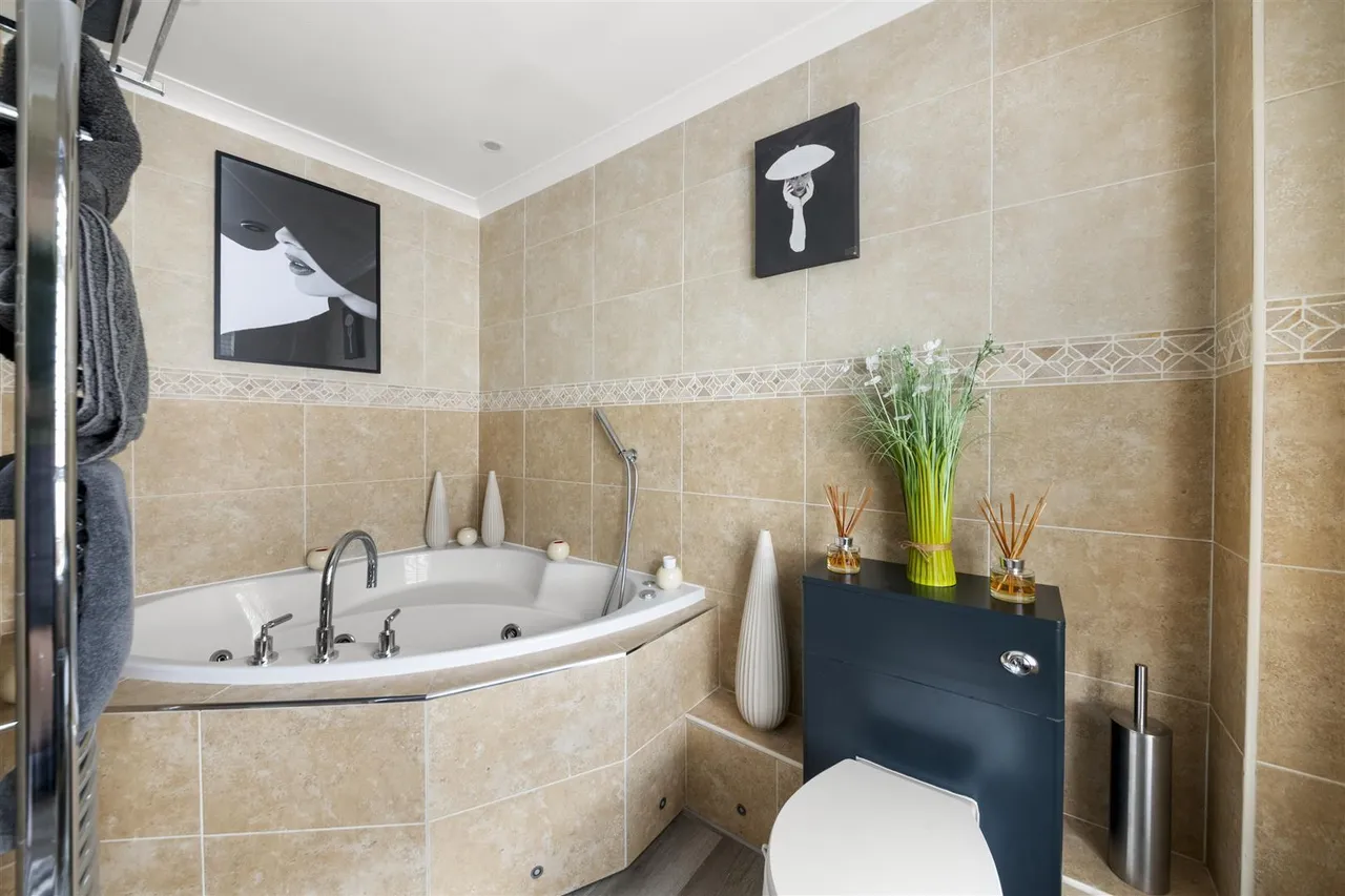 Tudor Way, Hillingdon, photo 18