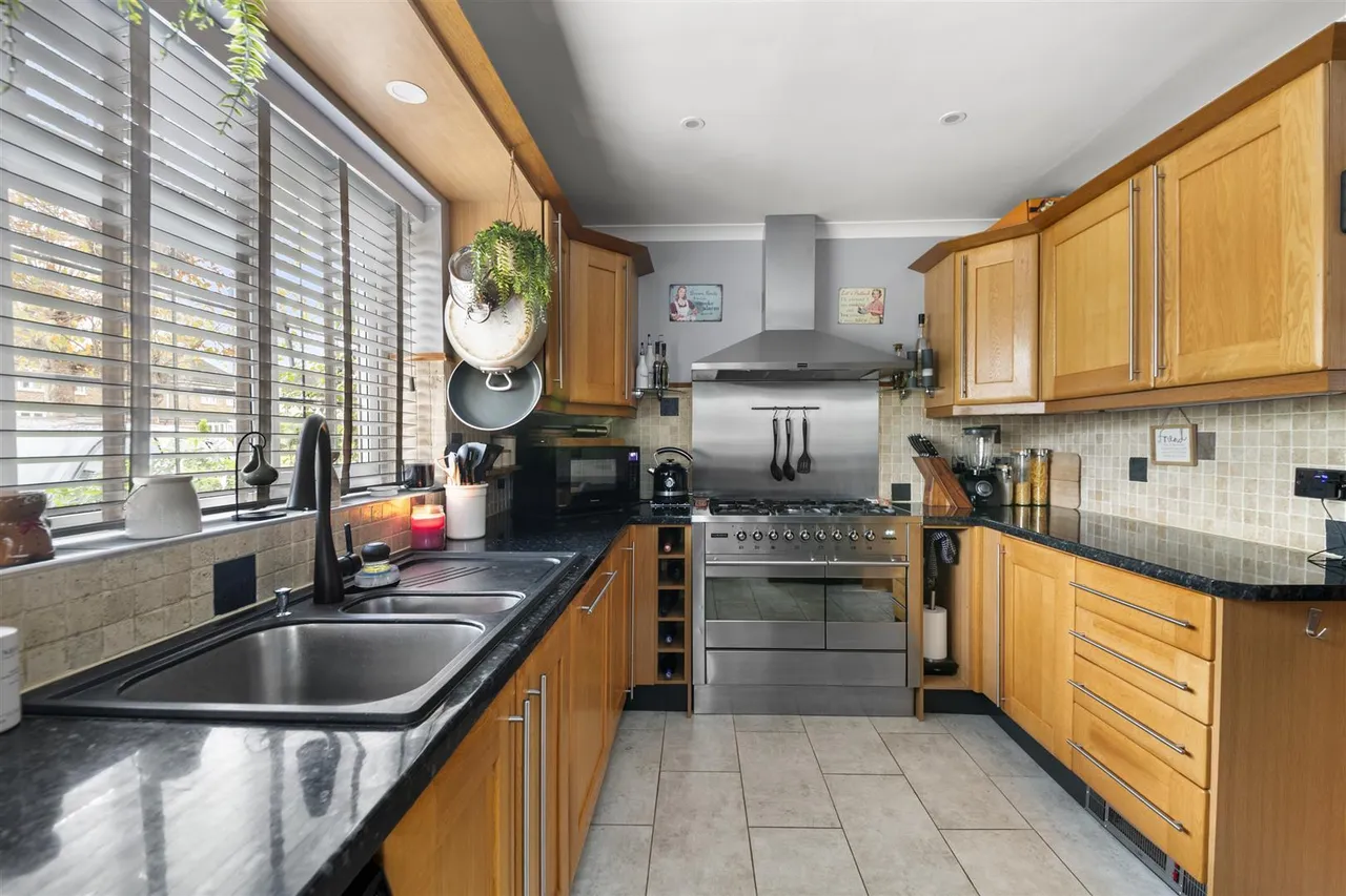 Tudor Way, Hillingdon, photo 12