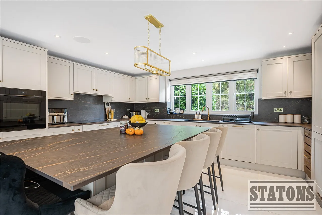 Tolmers Road, Cuffley, Potters Bar, Hertfordshire, EN6 4JP, photo 3