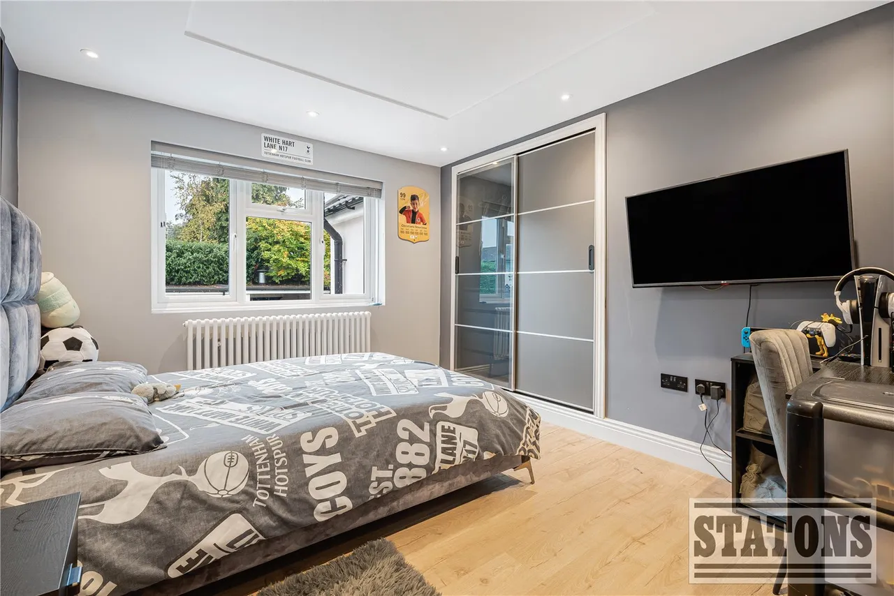 Tolmers Road, Cuffley, Potters Bar, Hertfordshire, EN6 4JP, photo 17