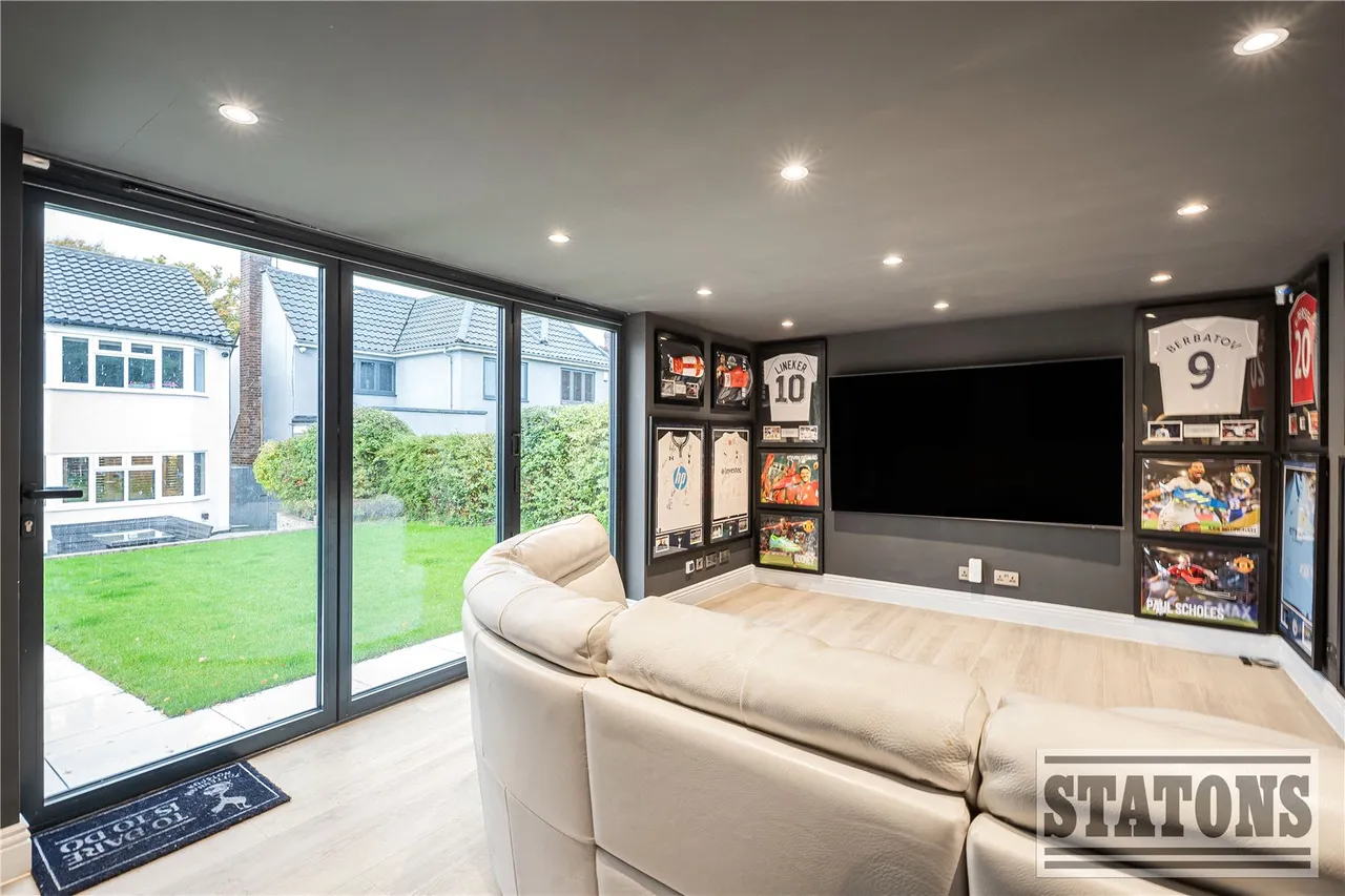 Tolmers Road, Cuffley, Potters Bar, Hertfordshire, EN6 4JP, photo 5