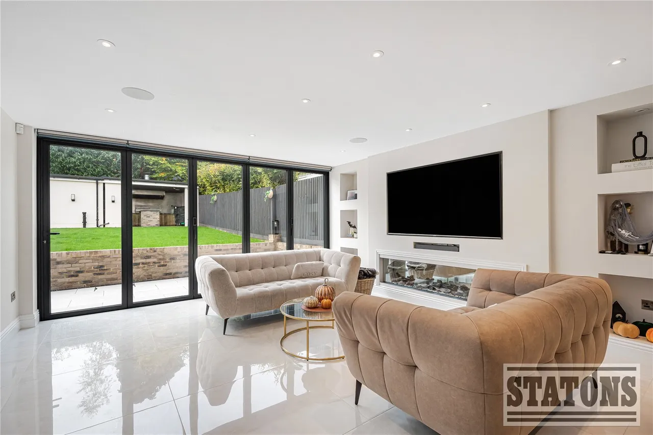 Tolmers Road, Cuffley, Potters Bar, Hertfordshire, EN6 4JP, photo 2