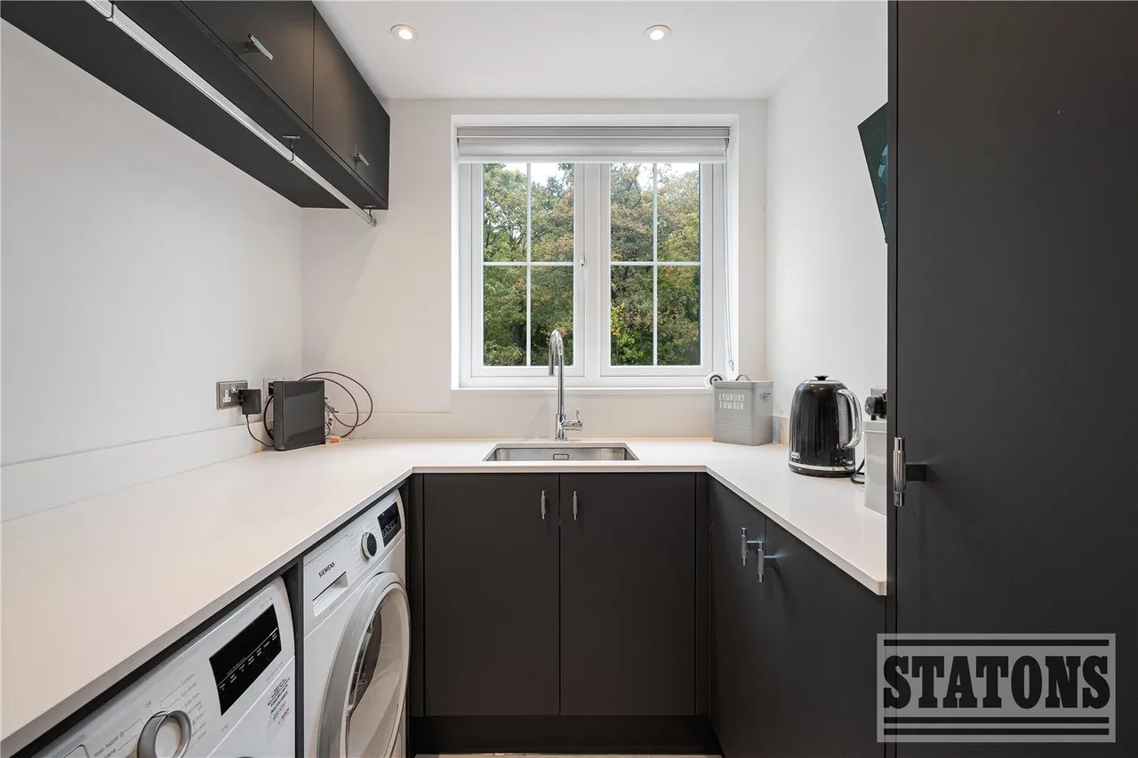Tolmers Road, Cuffley, Potters Bar, Hertfordshire, EN6 4JP, photo 10