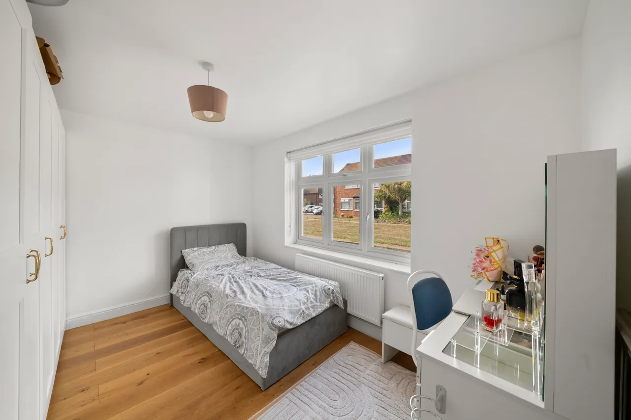 Newbury Close, Northolt, UB5, photo 4