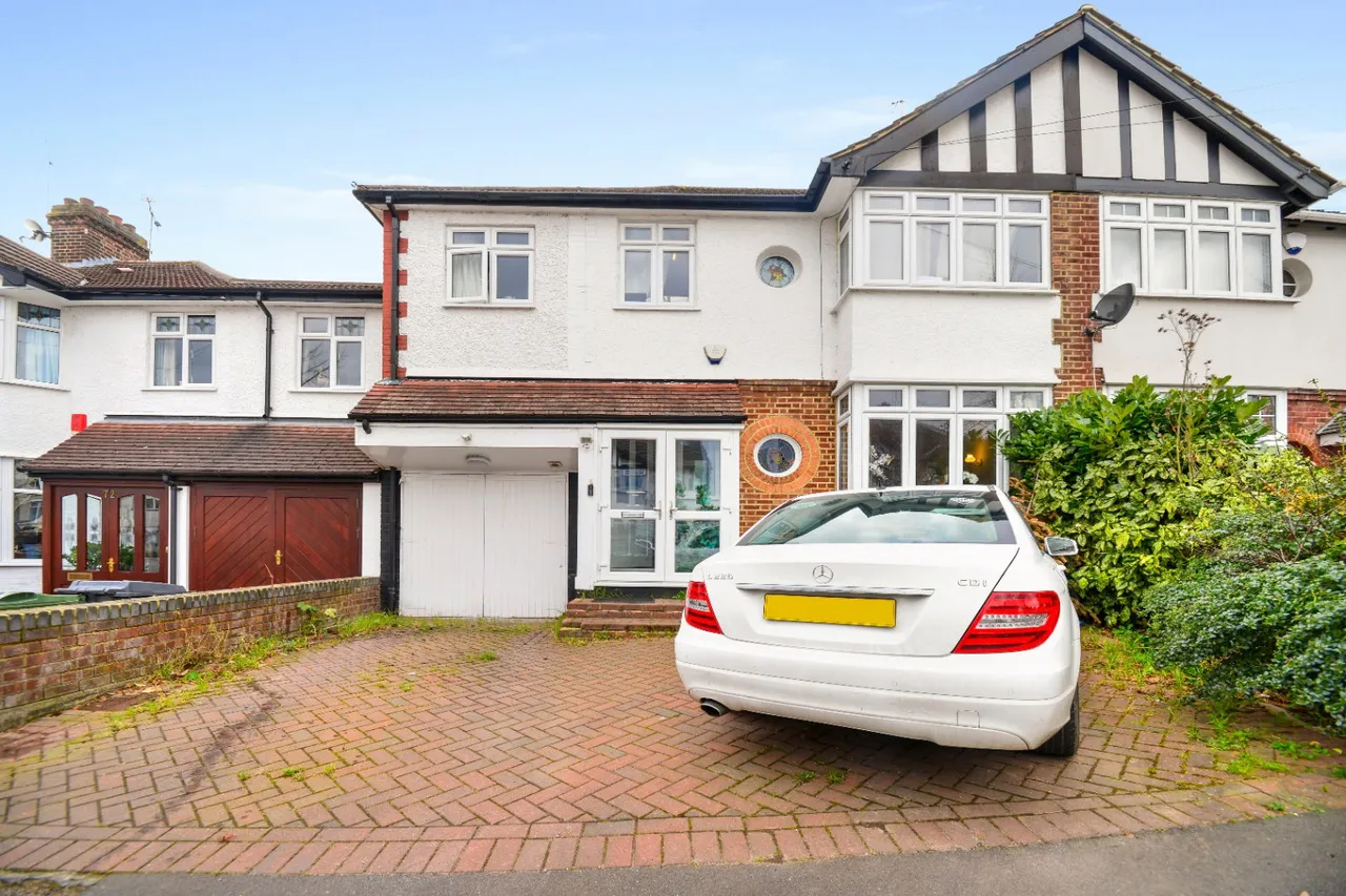 4 bed house for sale — Dale View Avenue, North Chingford, London E4