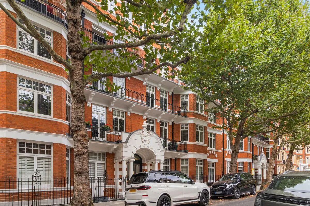 3 bed flat for sale, Iverna Gardens, London, W8