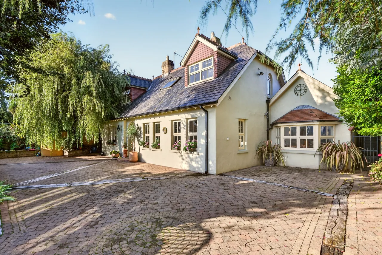 4 bed house for sale, Shandon Drive