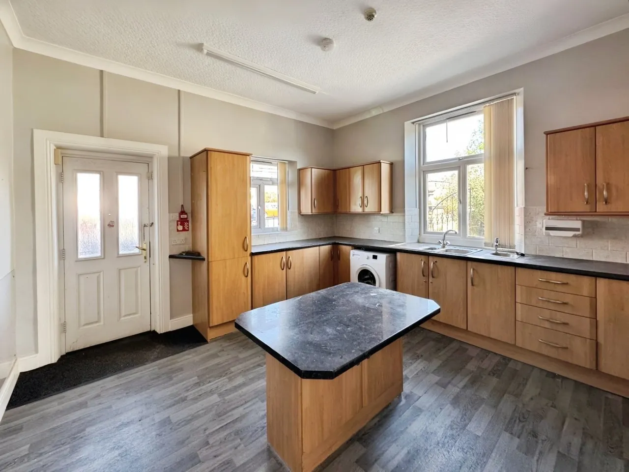 Bradford Road, Liversedge, WF15, photo 2