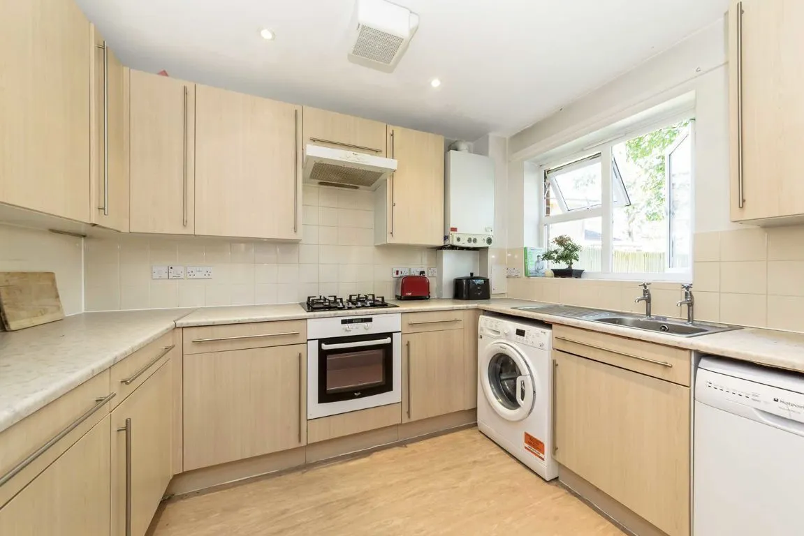 2 bed property to rent, Gearing Close, SW17
