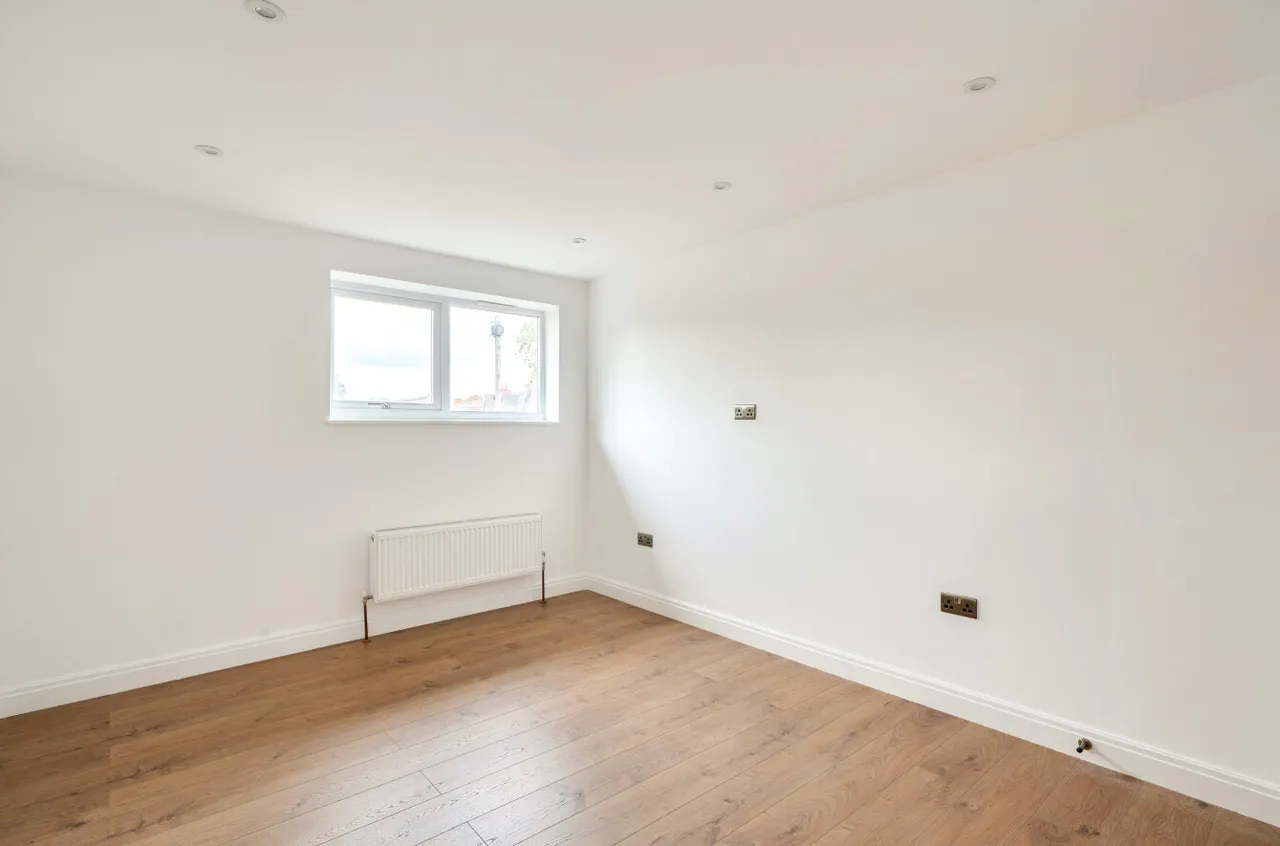 St Johns Drive, Walton On Thames, KT12, photo 6