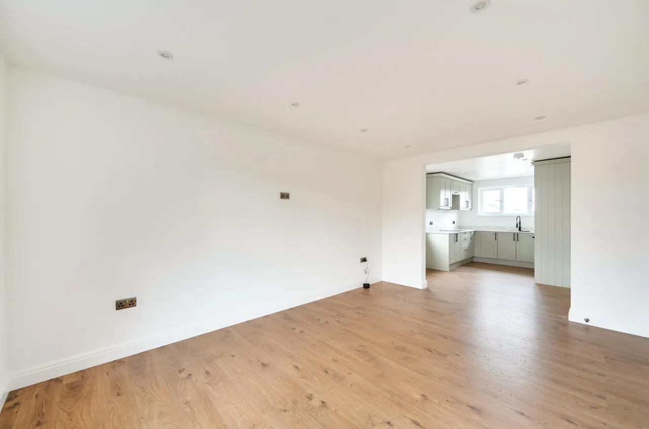 St Johns Drive, Walton On Thames, KT12, photo 3
