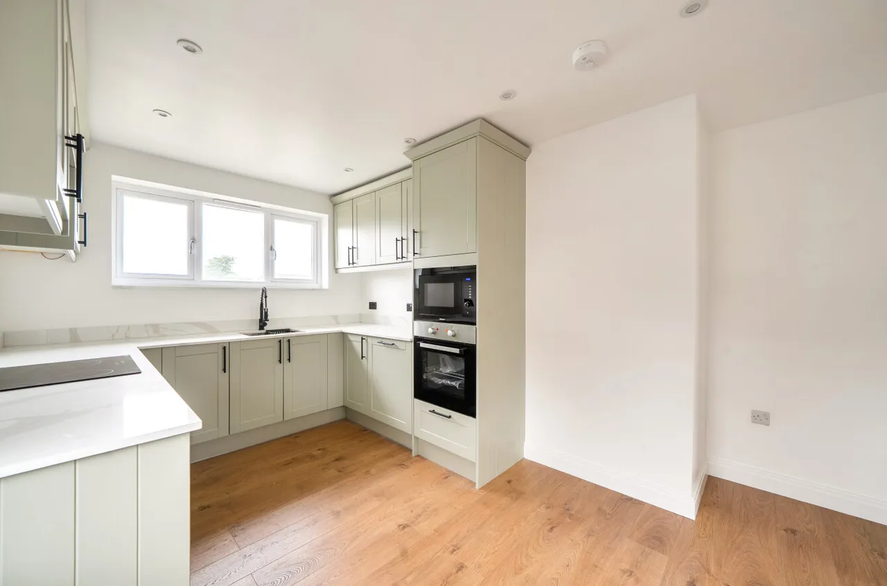 St Johns Drive, Walton On Thames, KT12, photo 2