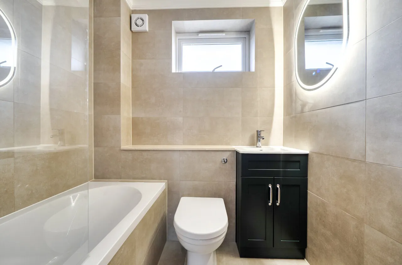 St Johns Drive, Walton On Thames, KT12, photo 5