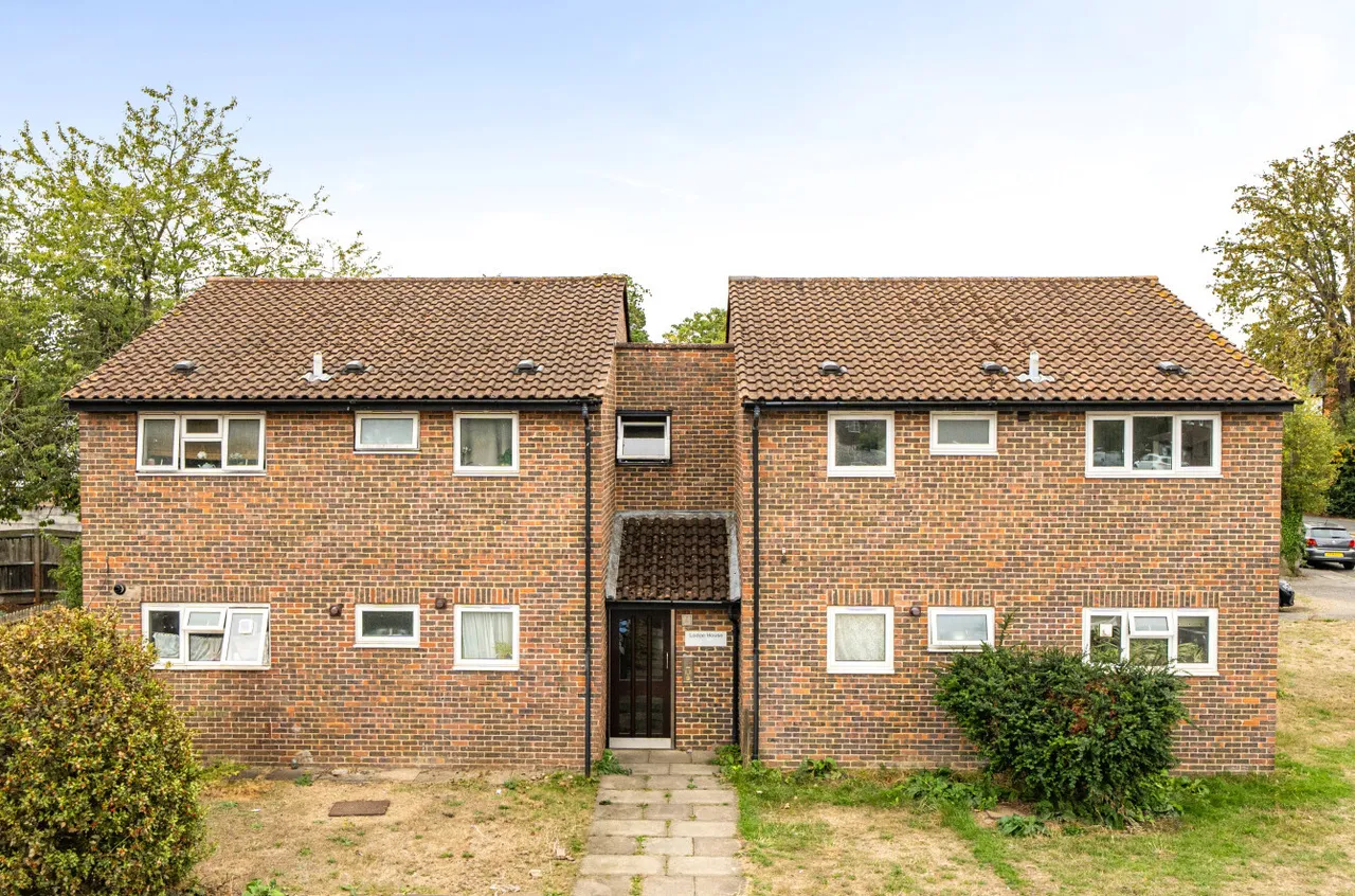 2 bed flat for sale, St Johns Drive, Walton On Thames, KT12