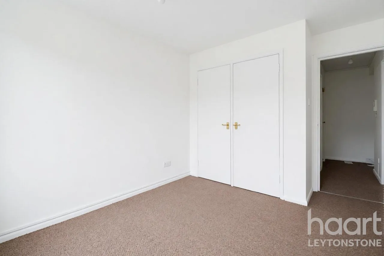 Trinity Close, London, E11, photo 11