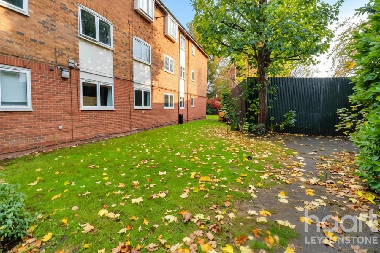 Trinity Close, London, E11, photo 14