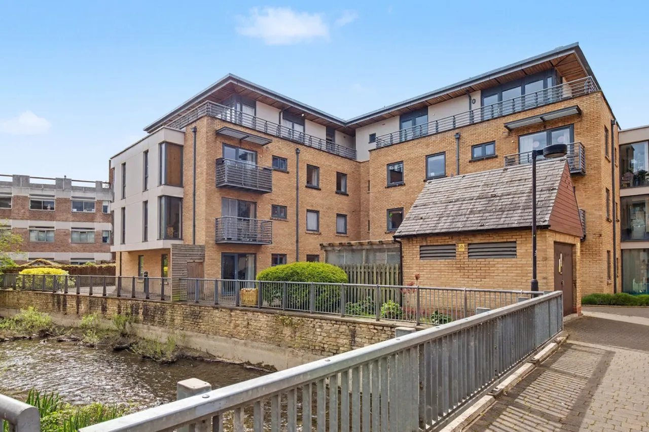 2 bed flat for sale — Empress Court, Woodins Way