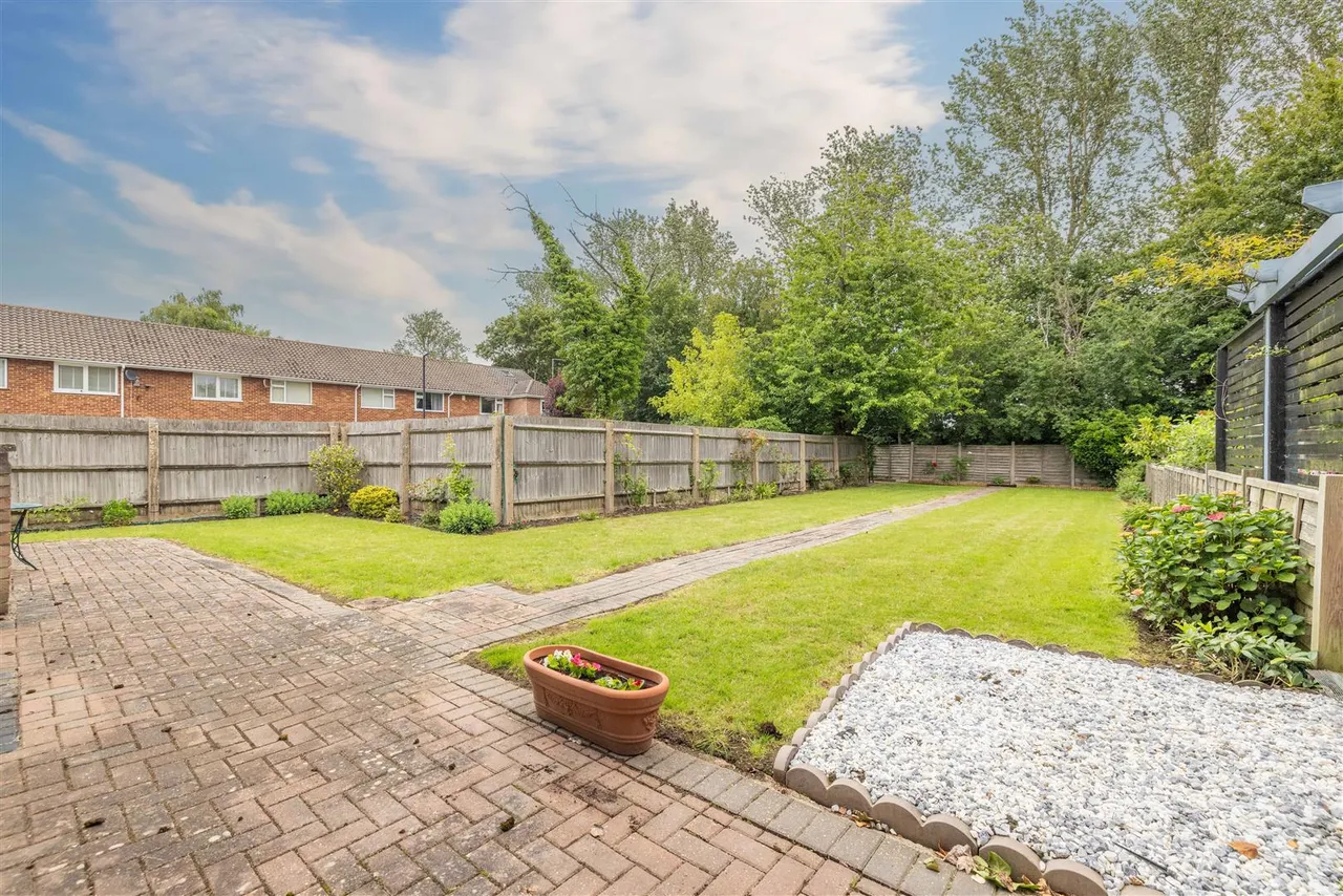 Knights Close, Windsor, SL4 5QR, photo 2