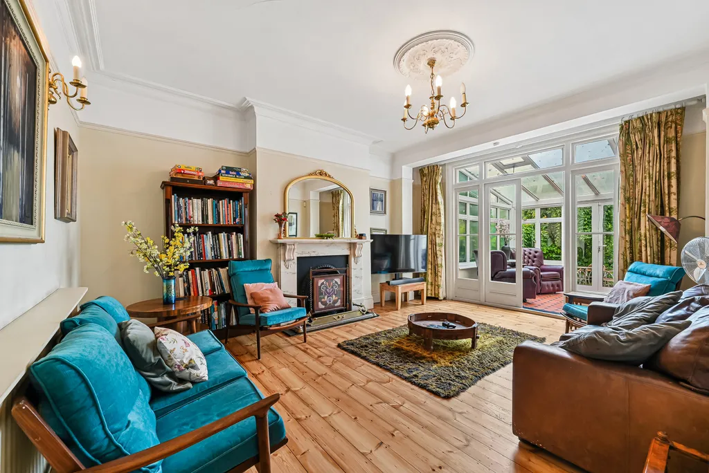 5 bed property to rent, Durrington Park Road, London, SW20