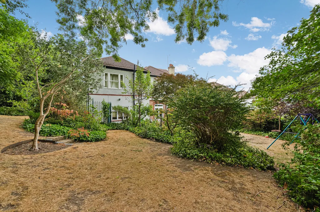 Durrington Park Road, London, SW20, photo 14