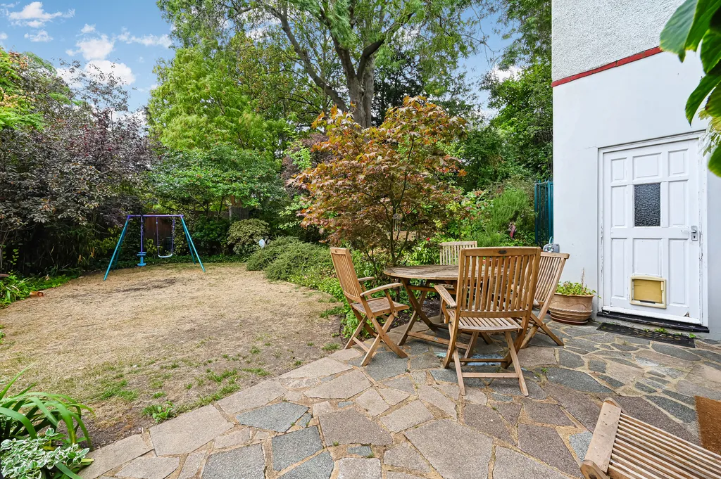 Durrington Park Road, London, SW20, photo 13