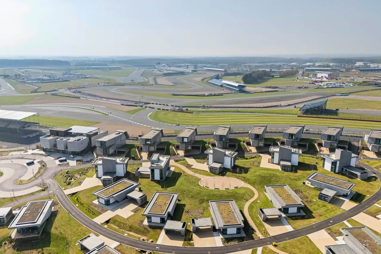 Escapade, Silverstone, Towcester, Northamptonshire, photo 2
