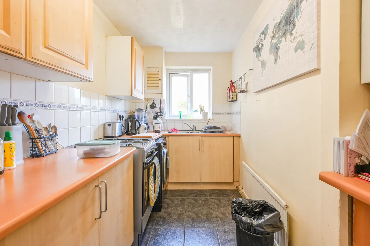 32 Waterman Way, London, photo 3