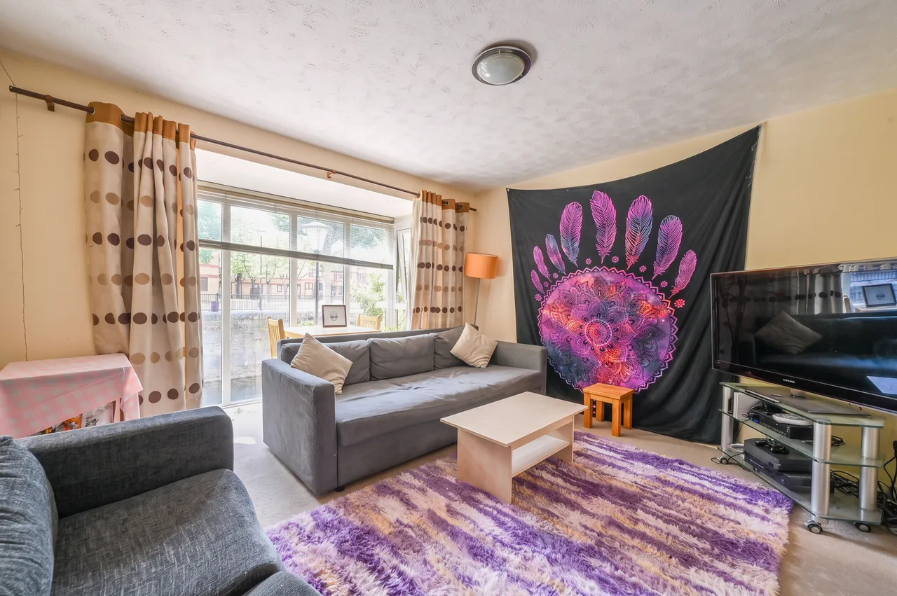 2 bed flat to rent — 32 Waterman Way, London