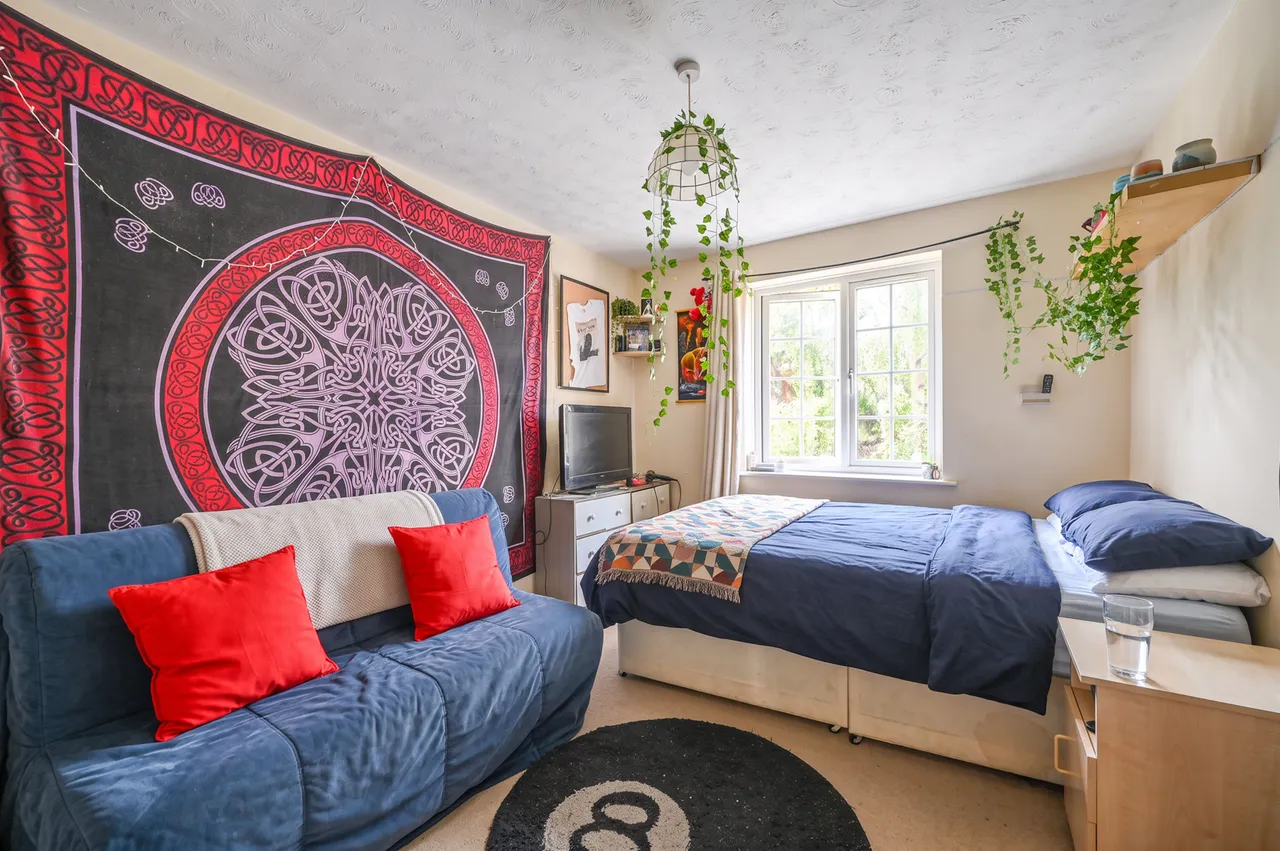 32 Waterman Way, London, photo 2