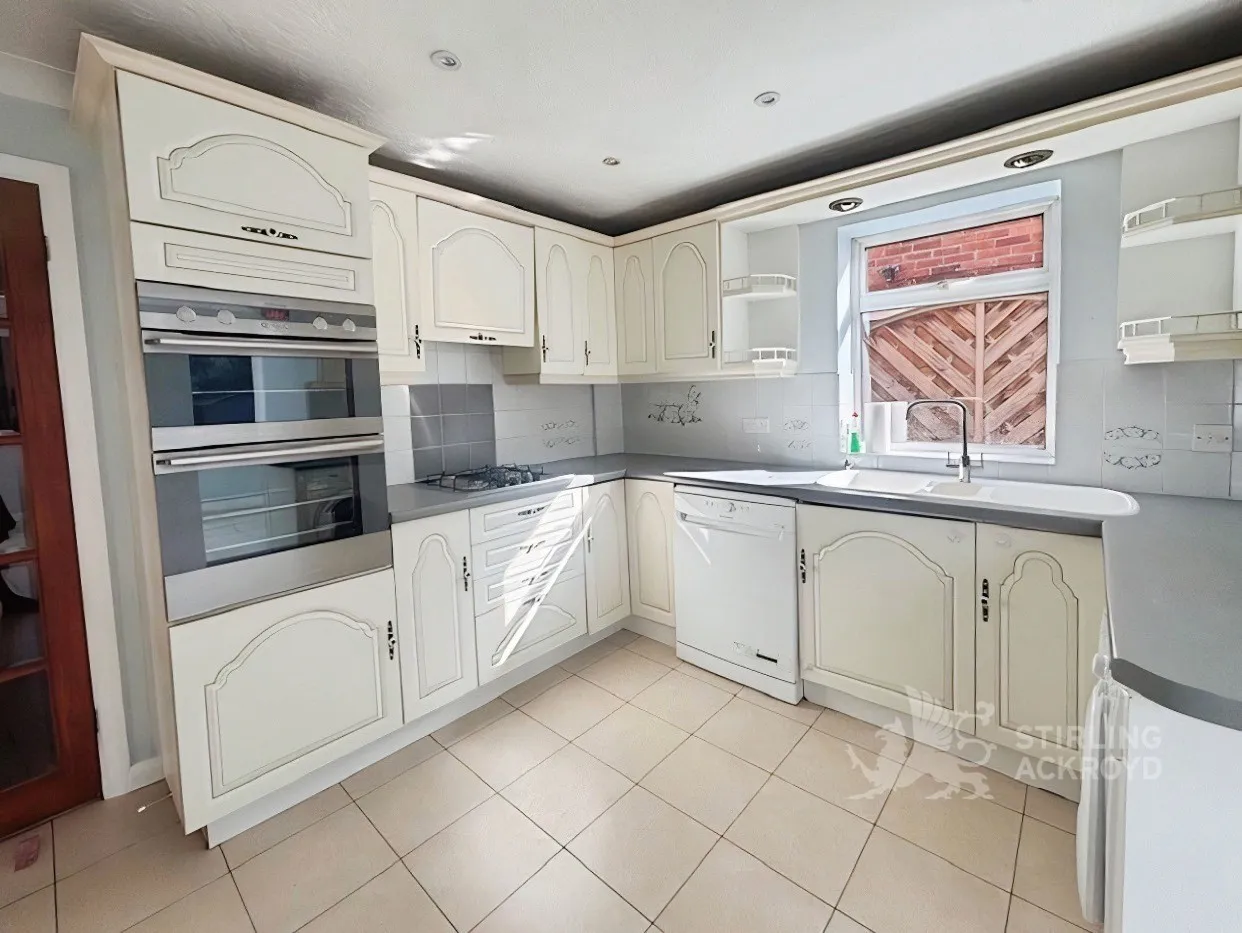 Elizabeth Gardens, Sunbury-on-Thames, TW16, photo 3