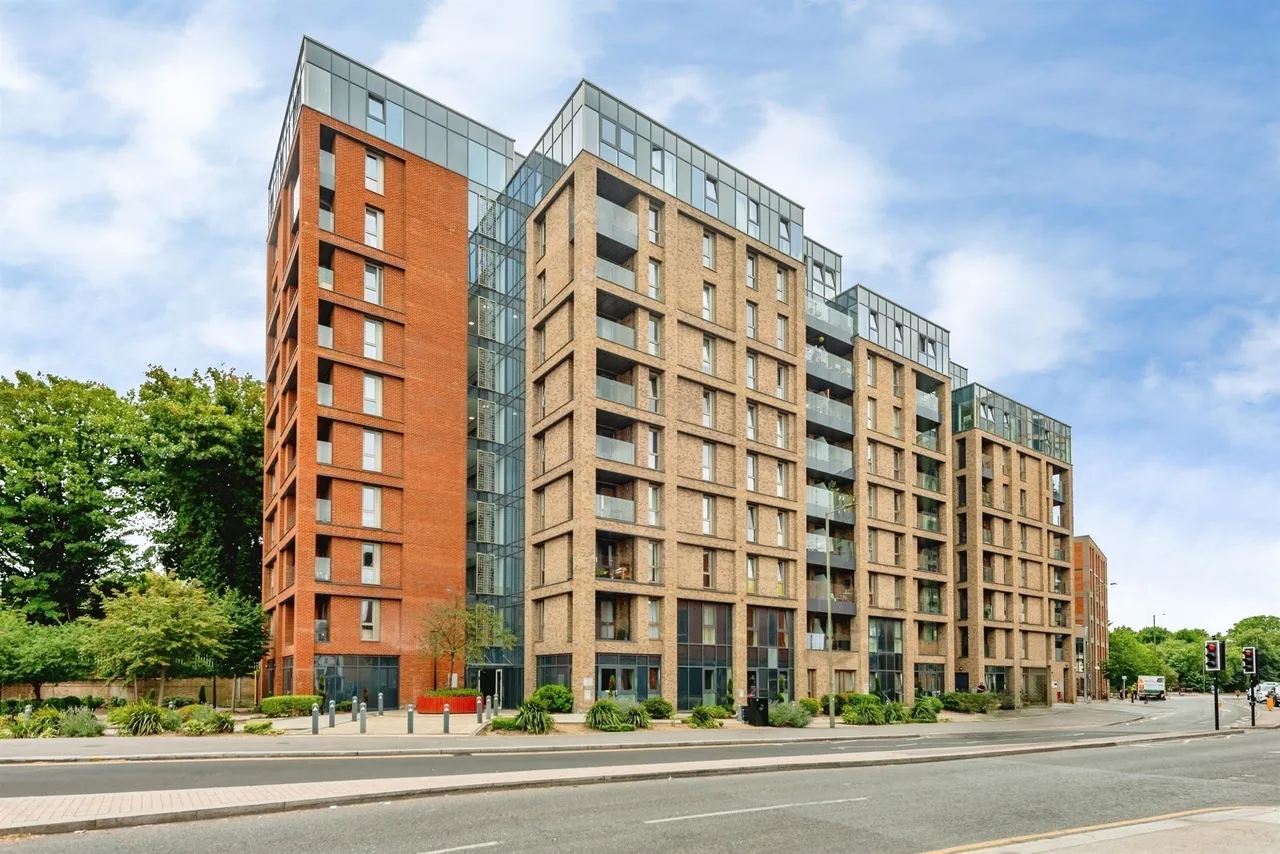 2 bed flat for sale, Marketfield Way, Redhill, RH1