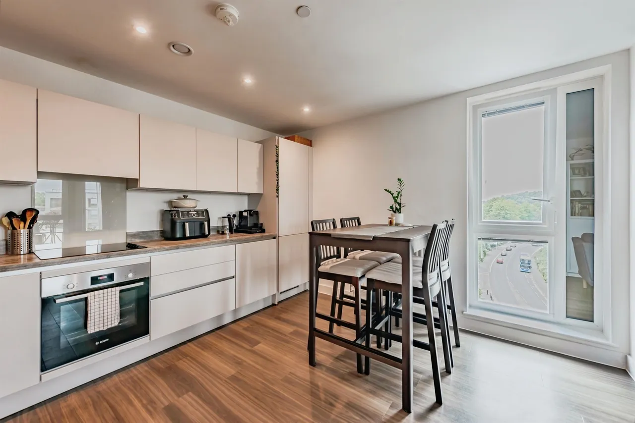 Marketfield Way, Redhill, RH1, photo 8