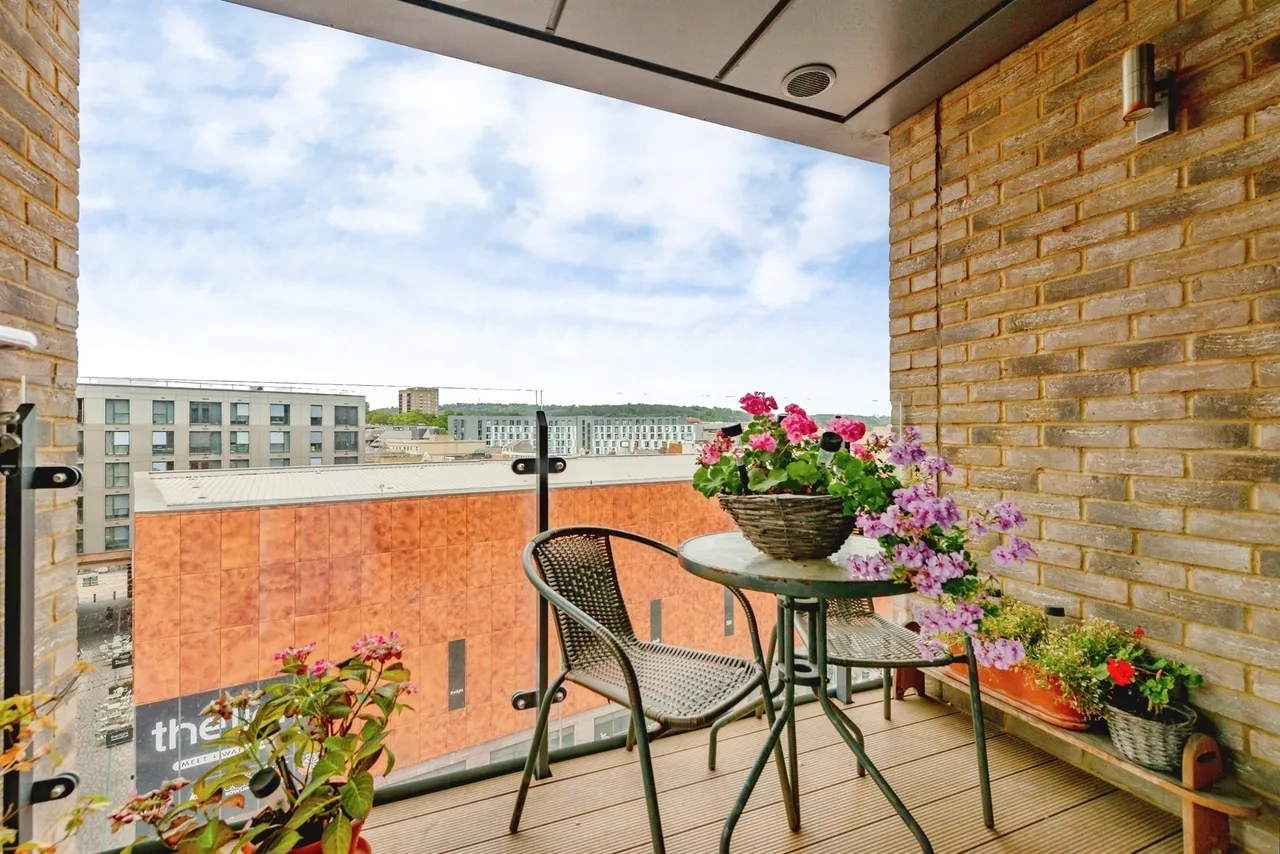 Marketfield Way, Redhill, RH1, photo 4