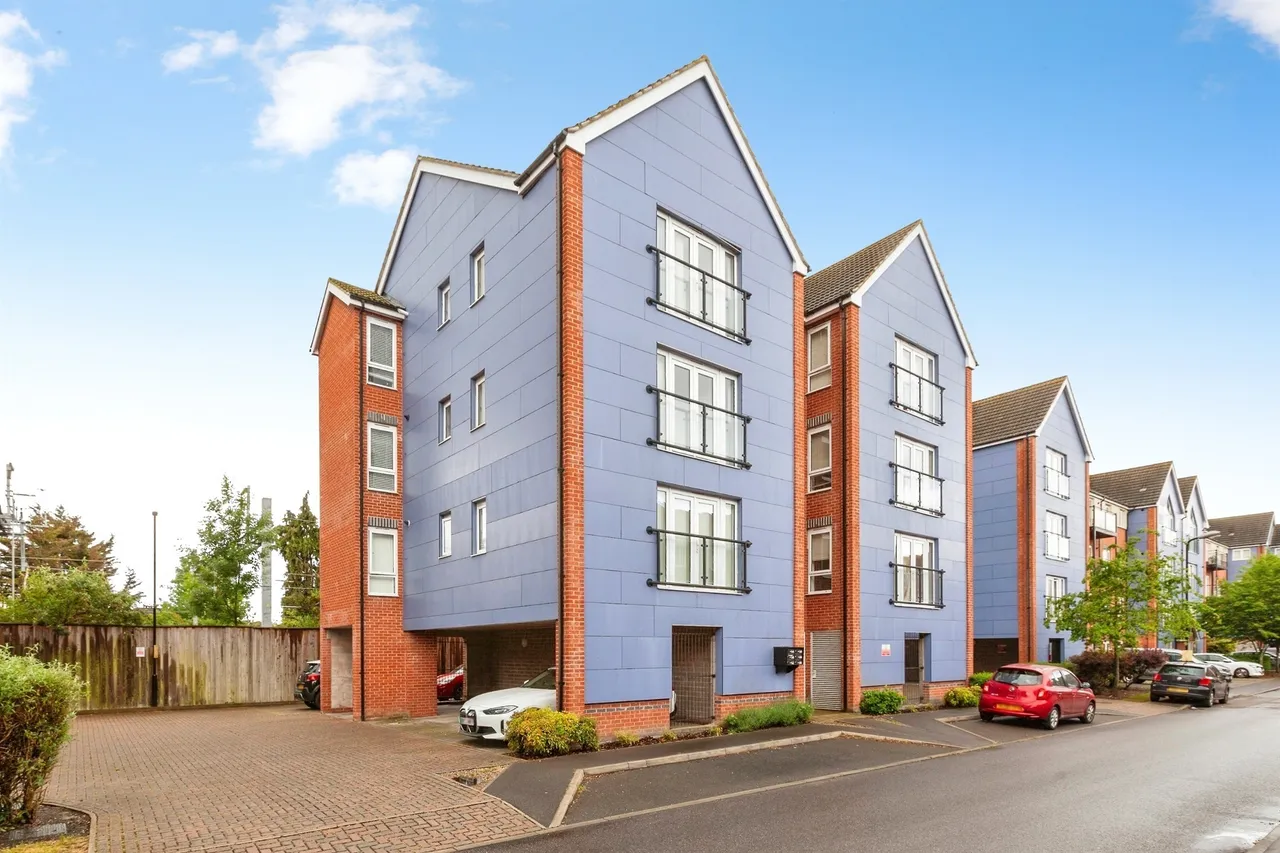 2 bed flat for sale — Chadwick Road, Slough