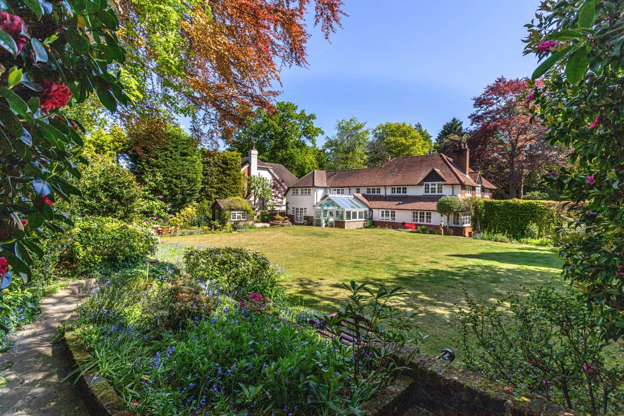 6 bed house for sale — Wychwood Cottage Avenue Road, Fleet, GU51 4NG