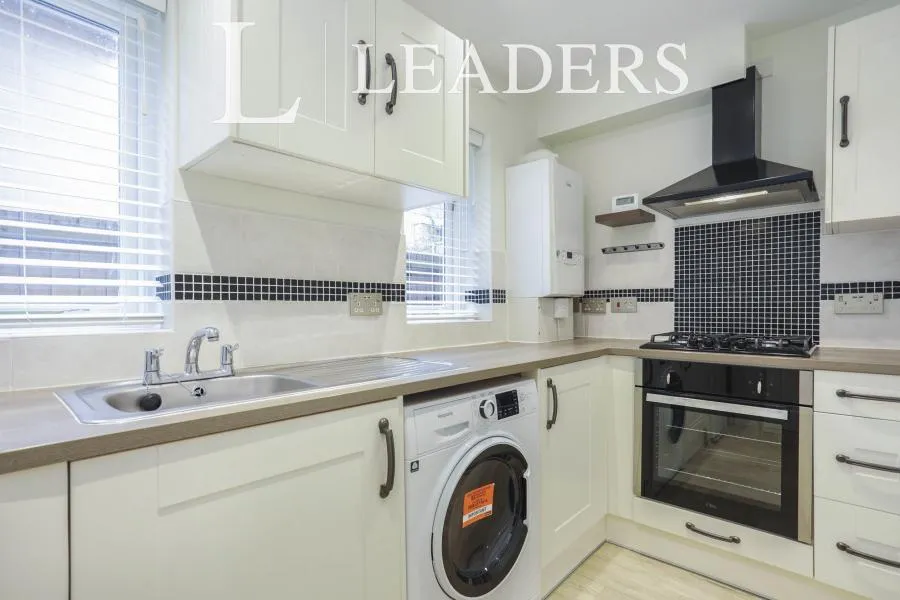 2 bed flat to rent, Undercliff Road West, Felixstowe, IP11