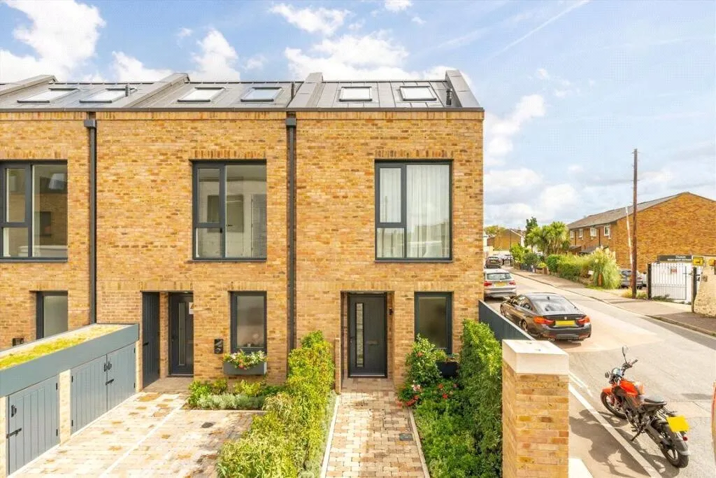 3 bed house for sale, Bakers Mews, Twickenham, TW2