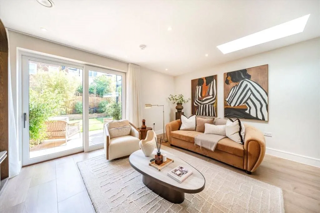 Bakers Mews, Twickenham, TW2, photo 2