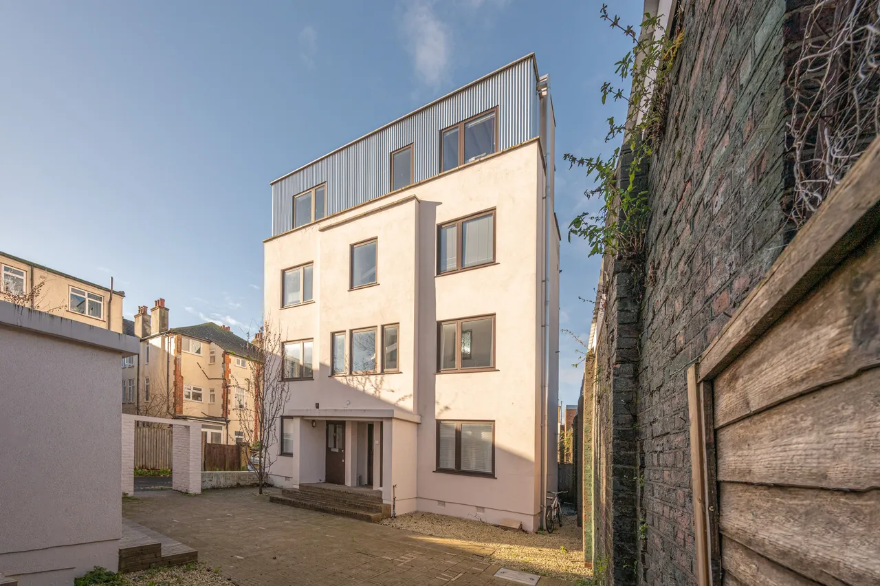 3 bed house to rent — Flat D, Sandra Court, Sirdar Road, Mitcham