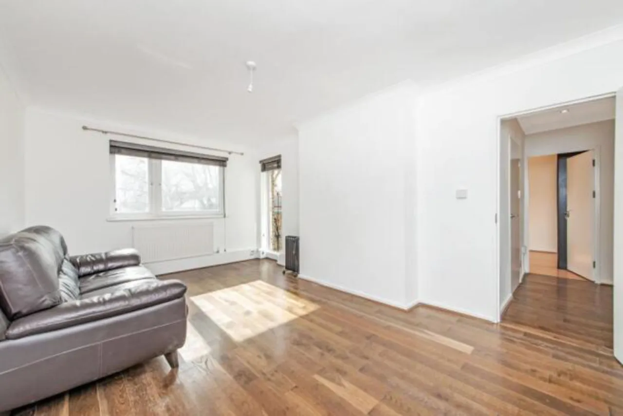 3 bed flat to rent — 29 Pegasus House, Beaumont Square, London