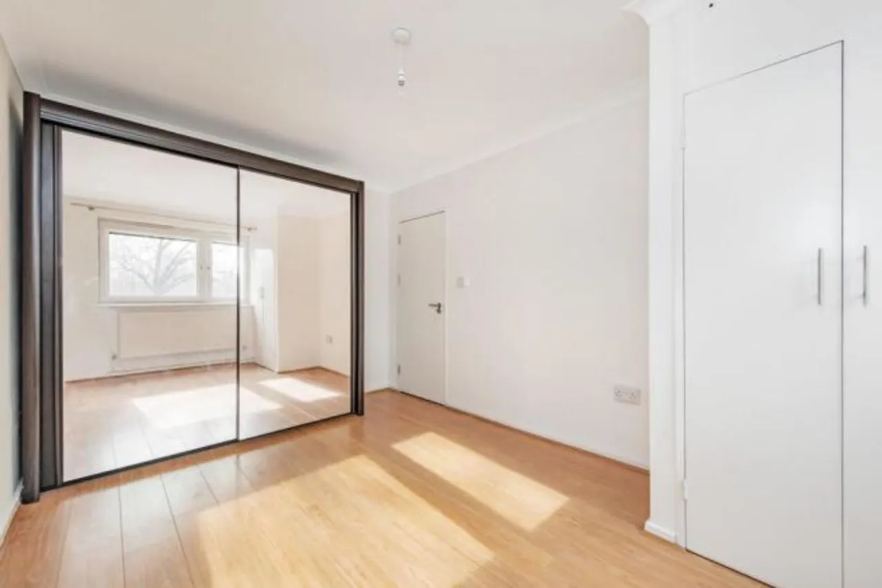29 Pegasus House, Beaumont Square, London, photo 4