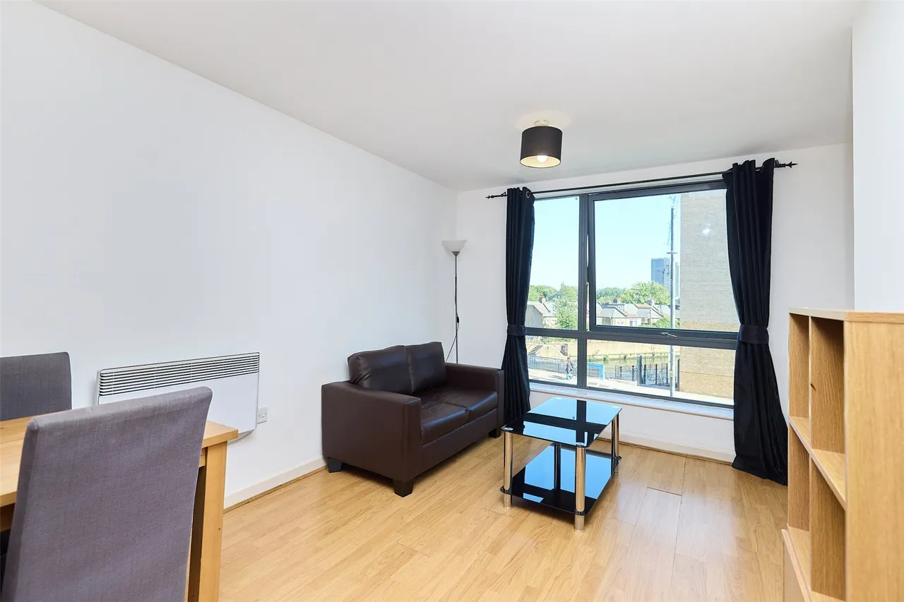1 bed flat to rent — High Street, London, E15