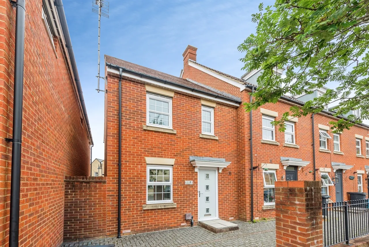 3 bed house for sale — Mycroft Road, Swindon
