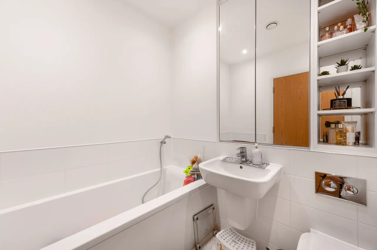 40 Goshawk Court, Ridding Lane, Greenford, photo 5