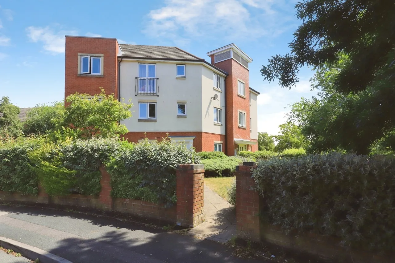 2 bed flat for sale, Rothesay Gardens, Wolverhampton, WV4