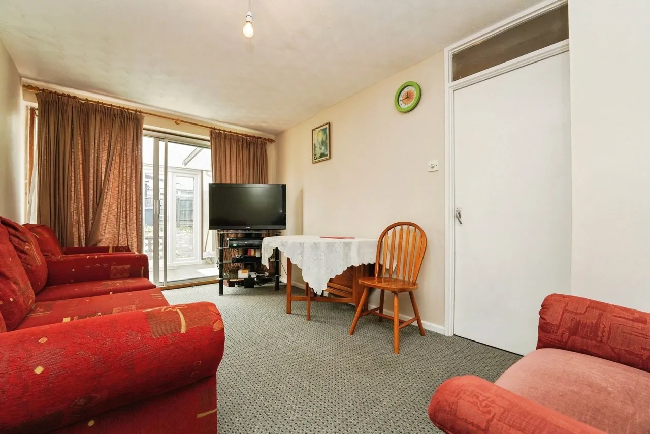 Golden Close, Tuffley, Gloucester, Gloucestershire, GL4, photo 3