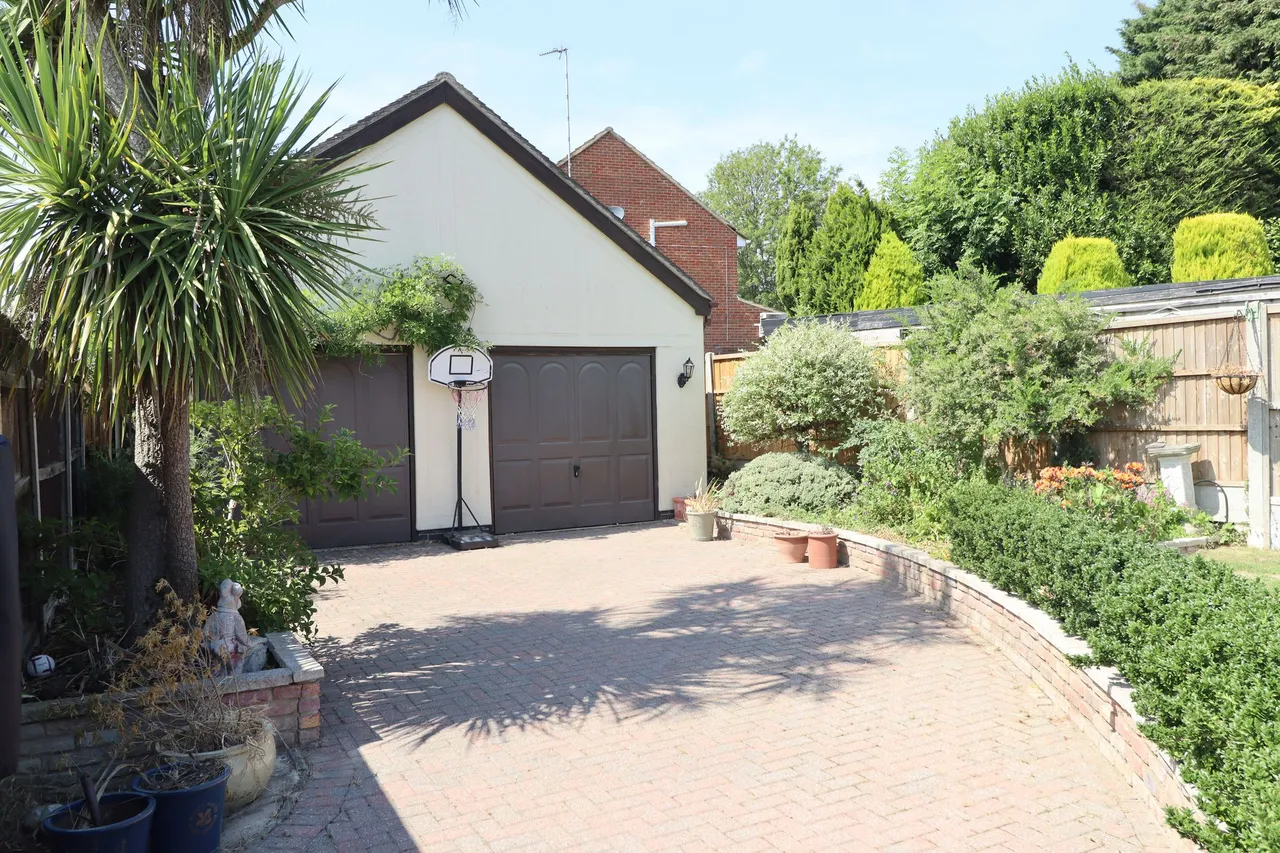Weir Gardens, Rayleigh, Essex, SS6 7TQ, photo 3