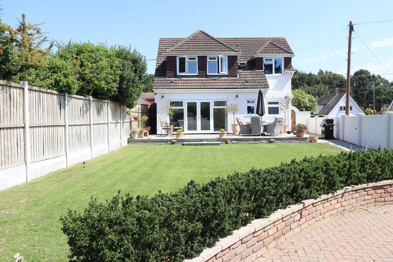 Weir Gardens, Rayleigh, Essex, SS6 7TQ, photo 2