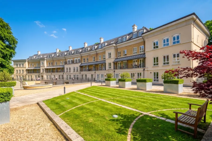 2 bed flat to rent, Heathside Crescent, Woking, GU22