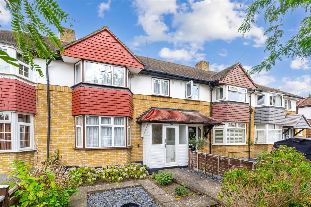 3 bed house for sale — Heathcroft Avenue, Sunbury, TW16 7TN